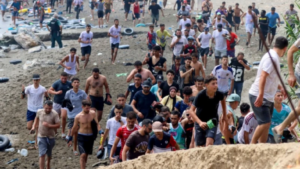 «La situación está fuera de control»: España moviliza al ejército ante el cruce de miles de migrantes desde Marruecos a Ceuta que ha dejado al menos 15 muertos
