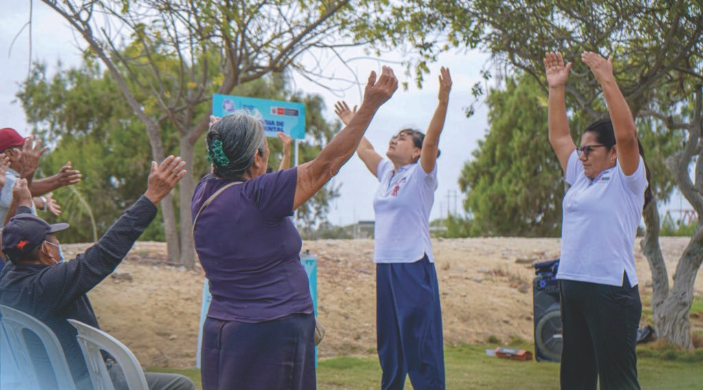 Adultos mayores participaron en el taller de Tai Chi para fortalecer su bienestar físico y emocional