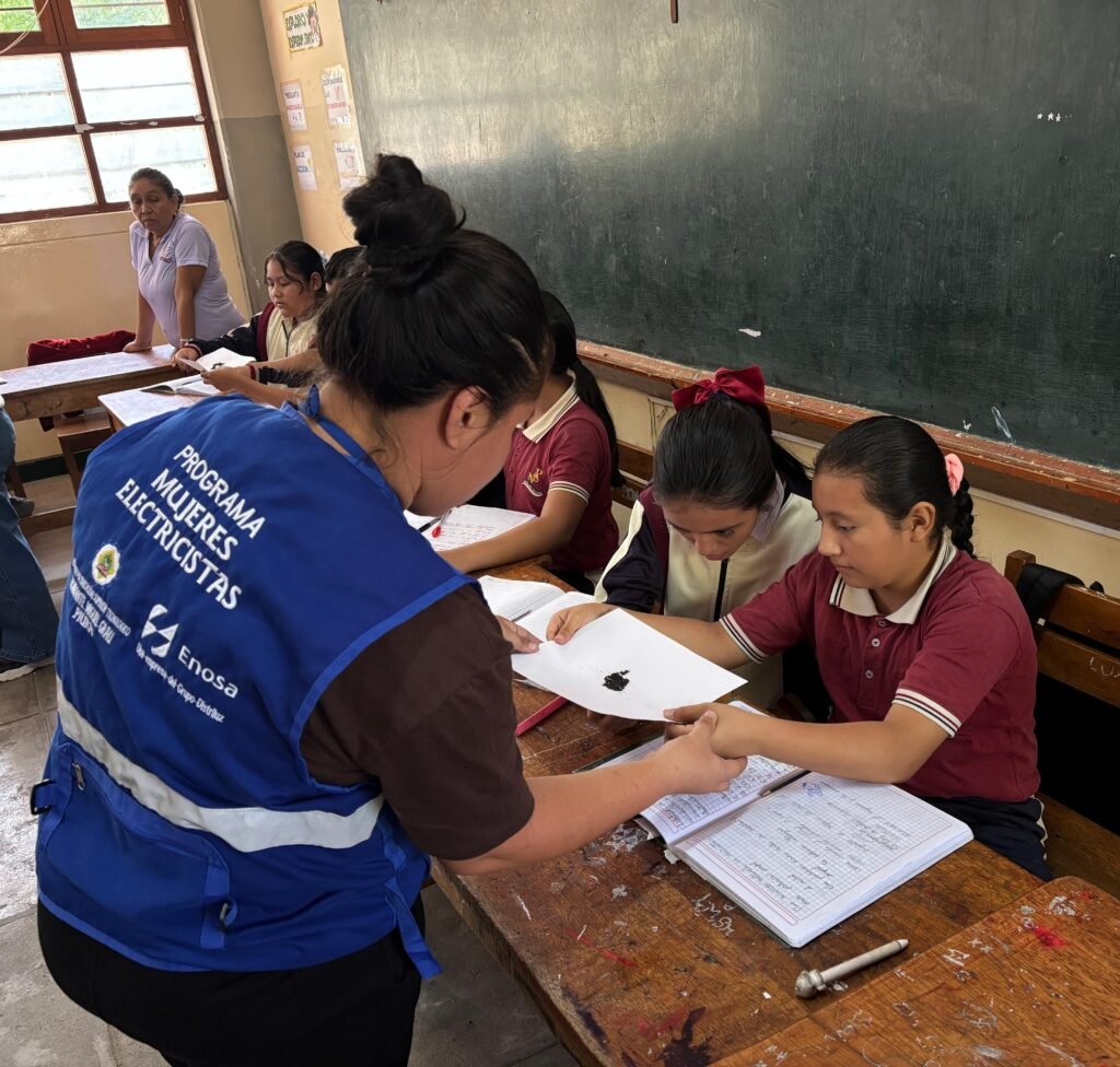 ENOSA impulsa talleres de electricidad básica para escolares de Veintiséis de Octubre