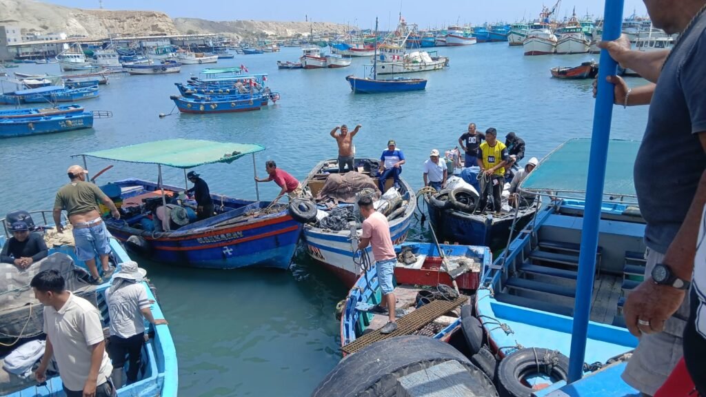 Buzos artesanales retiran dos toneladas de residuos del fondo marino en Paita