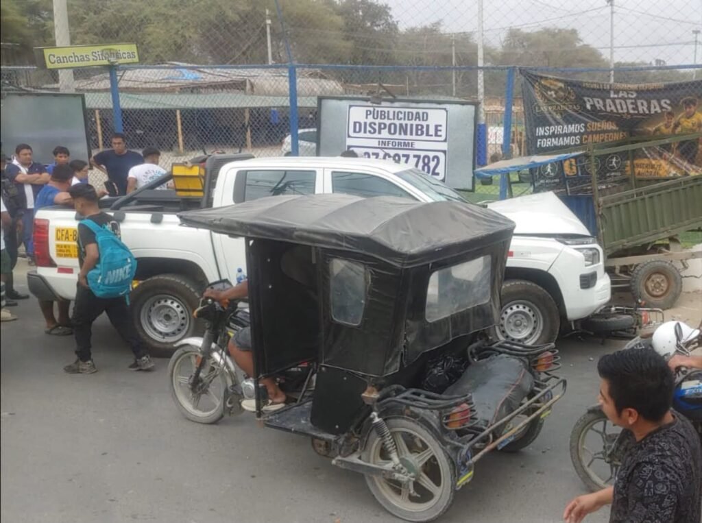 Dos heridos graves deja choque frontal entre motofurgón y camioneta en Los Ejidos, Piura