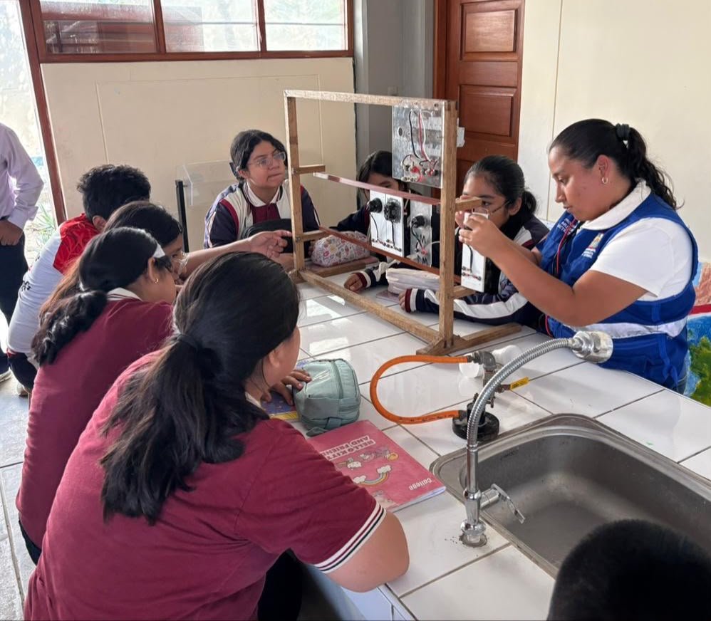 Escolares aprenden electricidad básica junto a Mujeres Electricistas en Veintiséis de Octubre