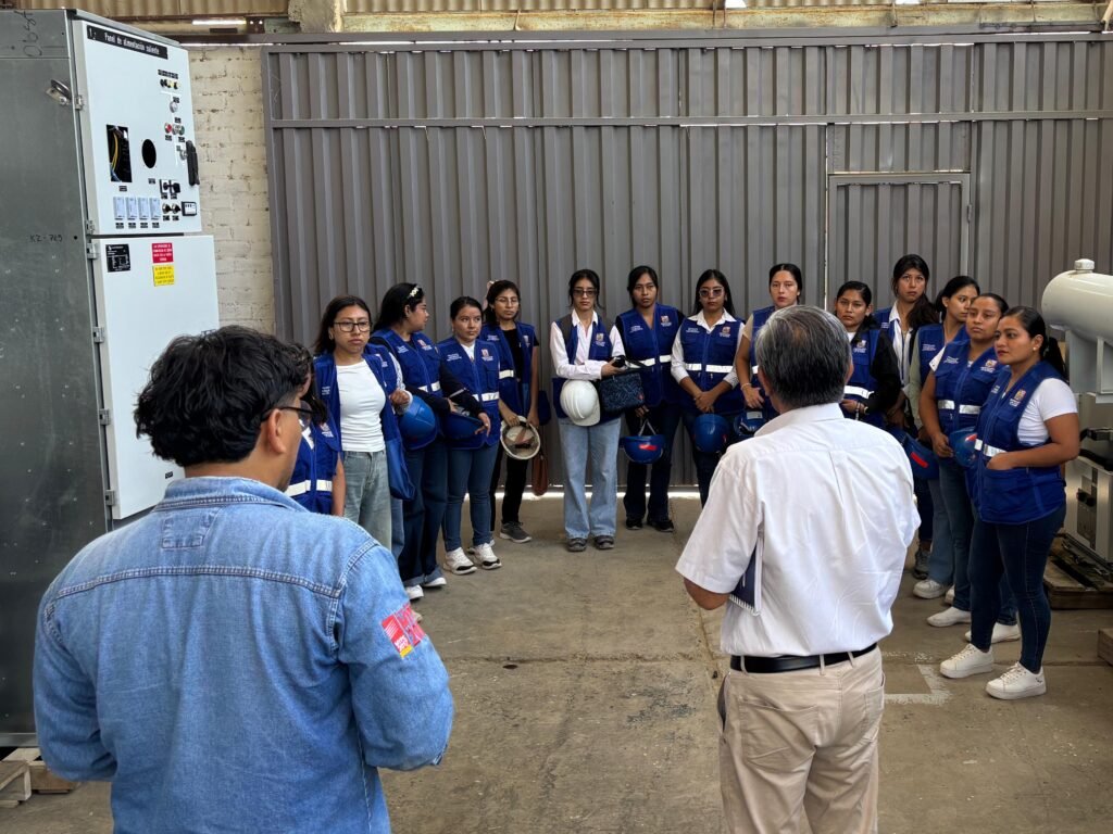 Mujeres Electricistas refuerzan su formación práctica con equipos de media tensión