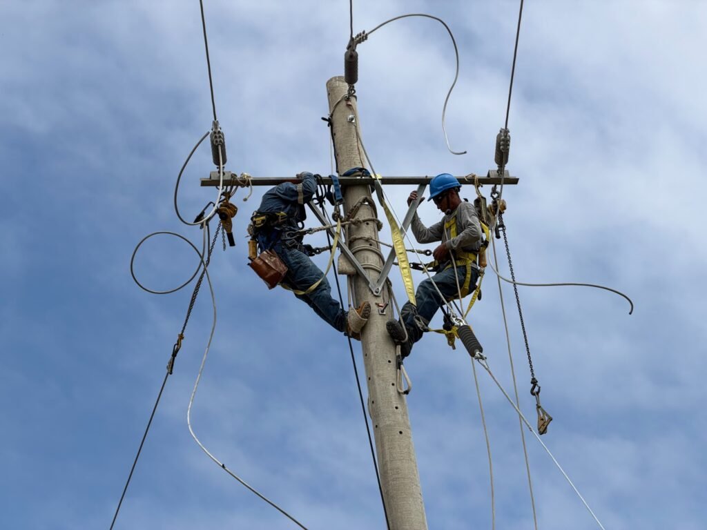 ENOSA reubica redes eléctricas para reducir riesgos en Tambogrande