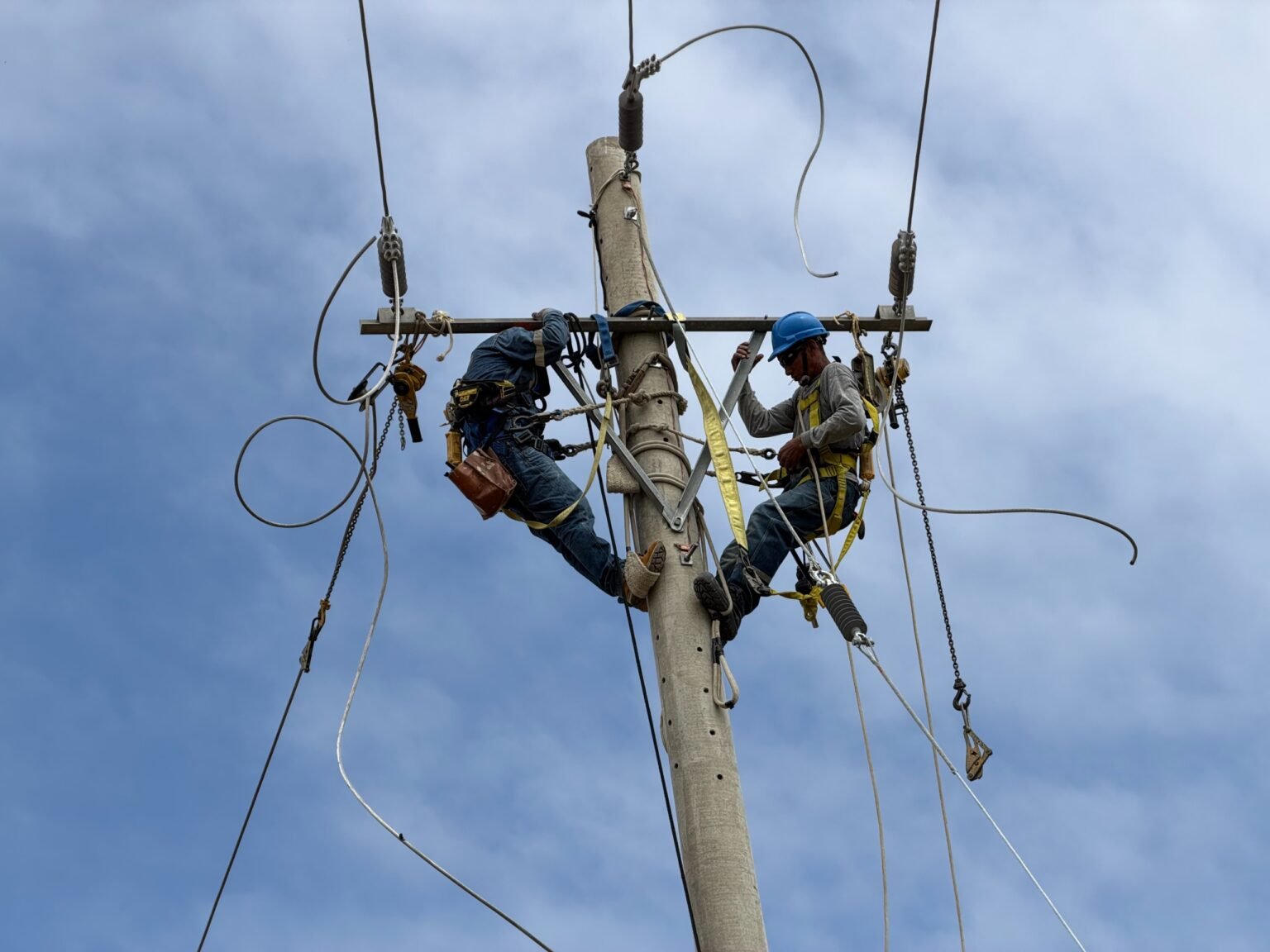 ENOSA reubica redes eléctricas para reducir riesgos en Tambogrande