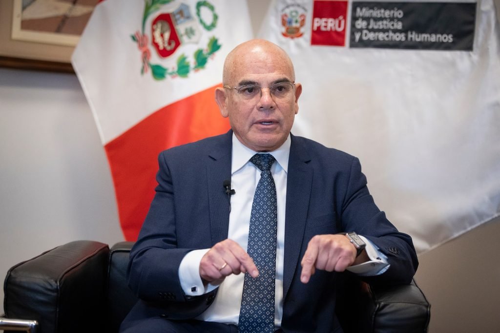 Ministro de Justicia responde a Janet Tello y cuestiona procesos pendientes de militares y policías
