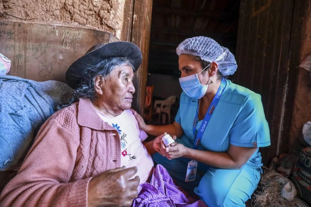 Ocho de cada 10 adultos mayores en Perú padecen enfermedades crónicas y el 94% depende del sistema público