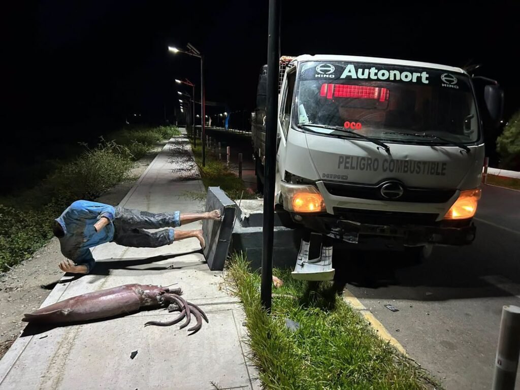 Sechura: Camión derriba estatua de El Pescador Potero en el ingreso a la ciudad