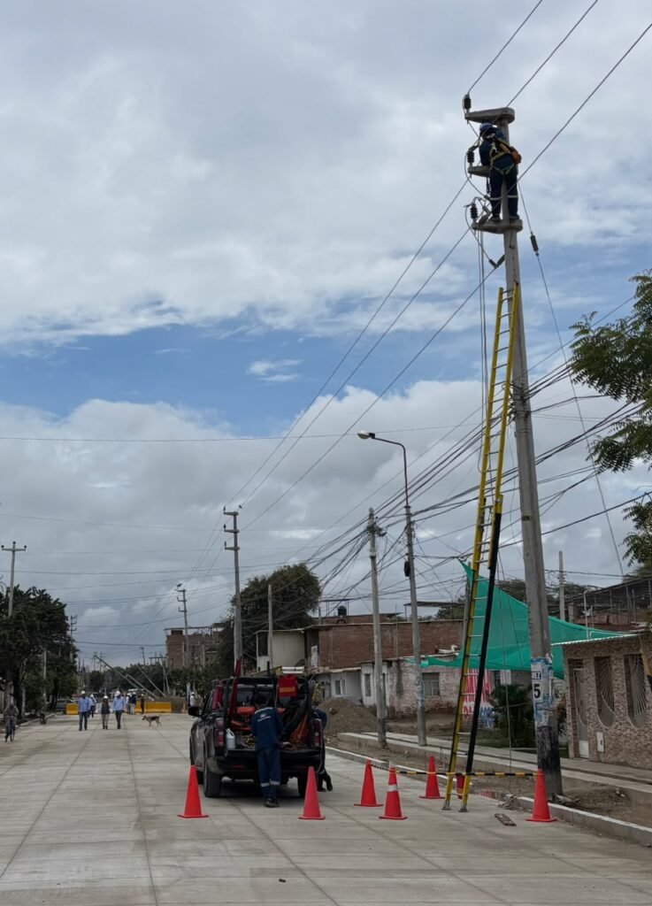 Lluvias provocan caída de postes eléctricos en Santa Rosa, Piura