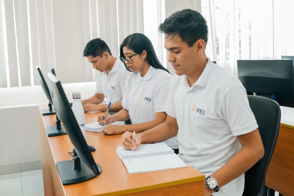 Hasta el 31 de octubre estudiantes de Derecho, Economía e Ingeniería pueden postular a una las 60 becas del PEU OSIPTEL Los seleccionados recibirán 320 horas de formación especializada en regulación de las telecomunicaciones y gestión pública